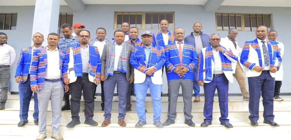 የማህበረሰቡ ህጻናት እየሳቁ እና የሰላም ምልክት እየሰጡ